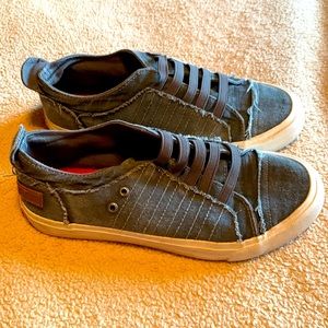 Blowfish Malibu Unisex kids shoes Sz 4